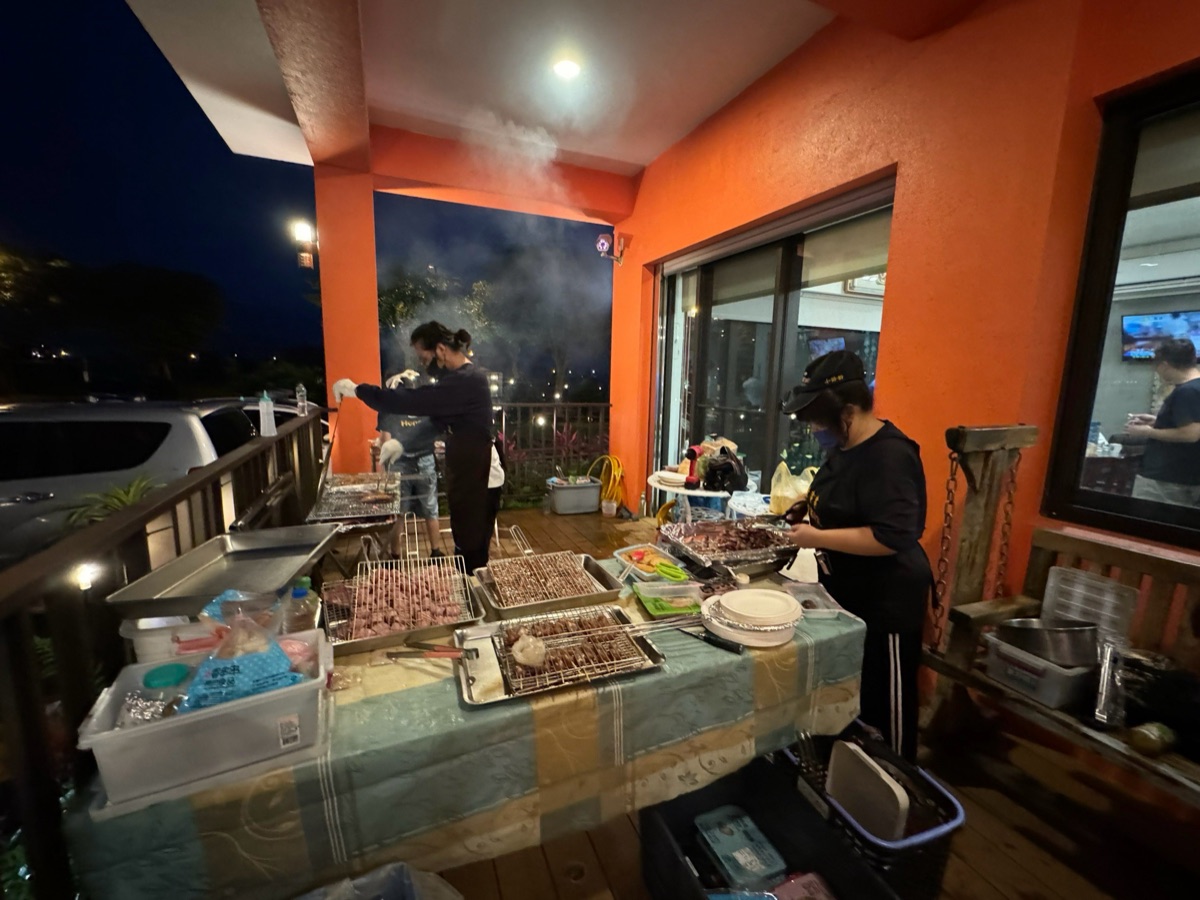 夜間烤肉聚餐