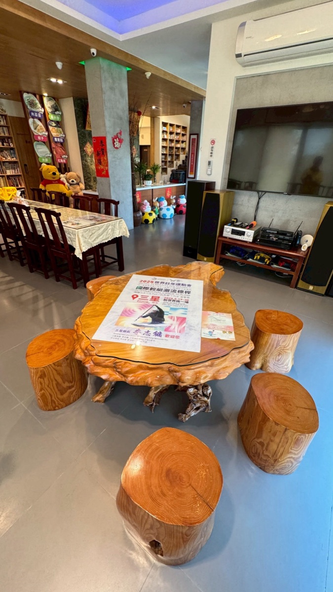 大樹桌交誼廳